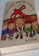 Lea lernt Schleife binden